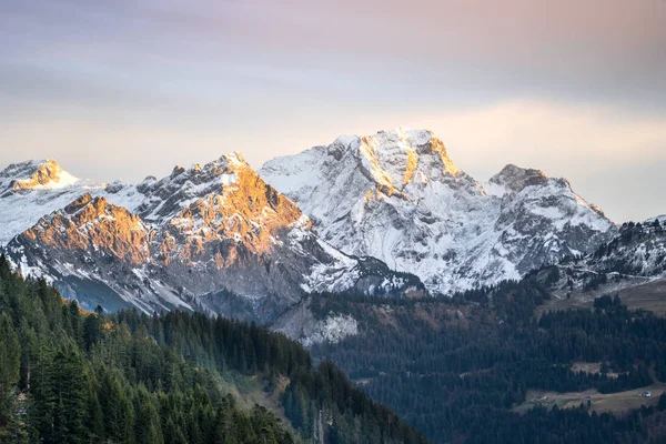 Las montañas alpinas en la nieve — Foto de Stock