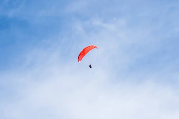 Skydiver voando em parapente — Fotografia de Stock