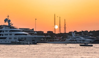 Lüks yat Porto Cervo, İtalya 'da demirlemiş.