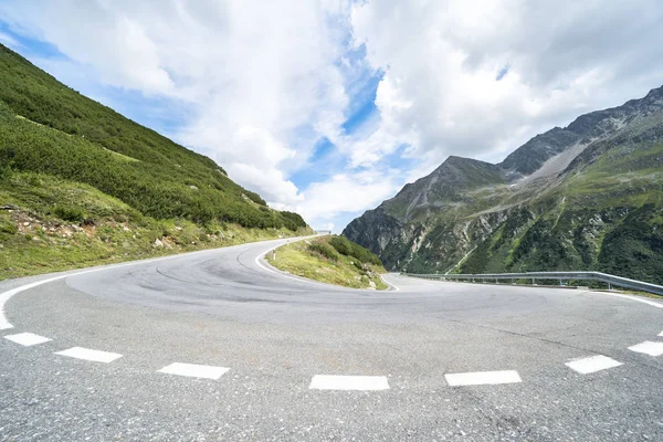 İsviçre 'de 180 derecelik dönüş yapan dağ yolu. — Stok fotoğraf