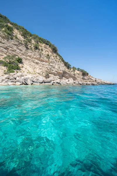 Eau de mer claire de couleur azur, Sardaigne, Italie — Photo