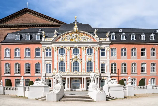 トリアー、ドイツの選帝侯宮殿 — ストック写真