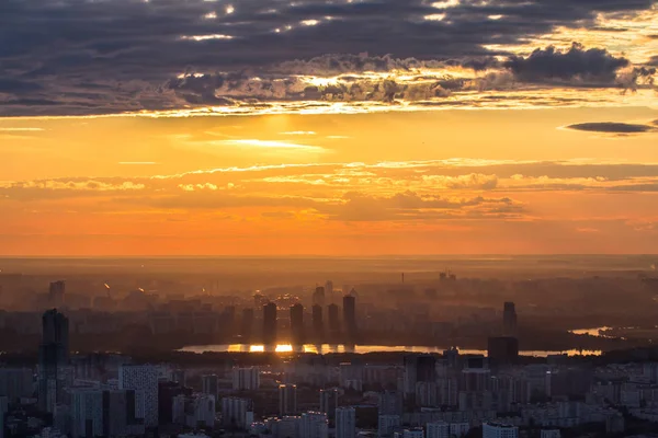 Moskva stadsbilden i solnedgången — Stockfoto
