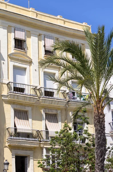 Spanyol utca épületekkel Cadiz, Spanyolország — Stock Fotó