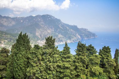 İtalya 'daki Villa Cimbrone' dan Amalfi kıyısına panoramik manzara