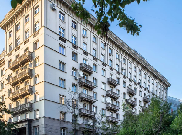 Traditioneel Moskouse gebouw aan de waterkant van de rivier Moskou — Stockfoto