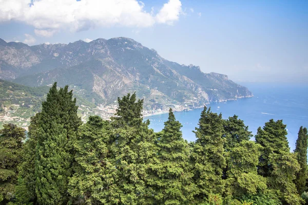 Vista panorámica de la costa de Amalfi desde Villa Cimbrone, Italia —  Fotos de Stock