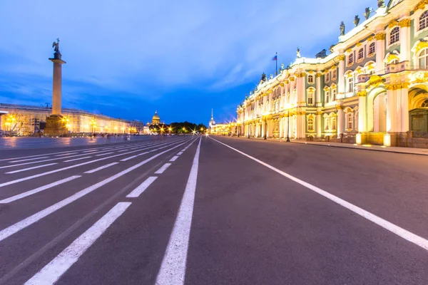 Slottstorget i Sankt Petersburg, Ryssland — Stockfoto