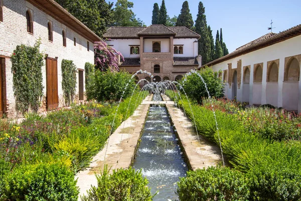 Patio de la Acequia La Alhambra, Granada, Spain — Stok fotoğraf