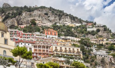 Santa Maria Assunta Kilisesi ve Positano şehrindeki binalar, İtalya