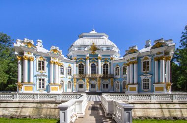 Tsarskoye Selo, St Petersburg, Rusya 'daki Catherine Park' taki inziva köşkü.