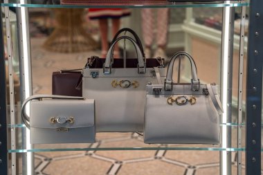 Kadınlar mağazada çantalara damga vuruyor.