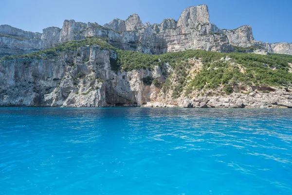 Costa Este de Cerdeña cerca de la playa de Cala Goloritze, Italia — Foto de Stock