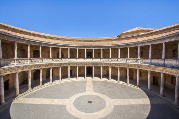 Pátio redondo e colunata dupla do Palácio Carlos V, Granada, Andaluzia, Espanha — Fotografia de Stock