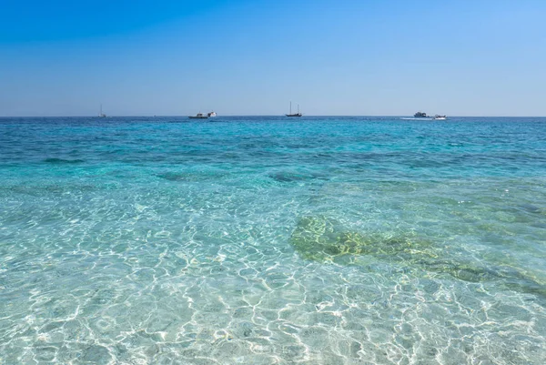 Agua de mar de color azul claro, Cerdeña, Italia — Foto de Stock