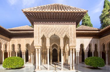 İspanya, Alhambra Granada 'daki Aslanların avlusu.