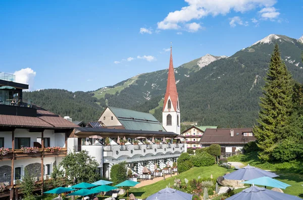 Paesaggio alpino con Pfarrkirche, Seefeld, Austria — Foto Stock