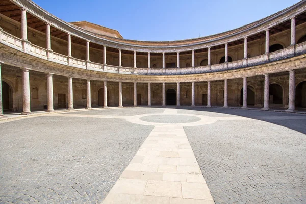 Pátio redondo e colunata dupla do Palácio Carlos V, Granada, Andaluzia, Espanha — Fotografia de Stock