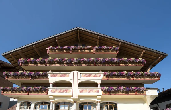 Exterior del hotel austriaco de madera — Foto de Stock