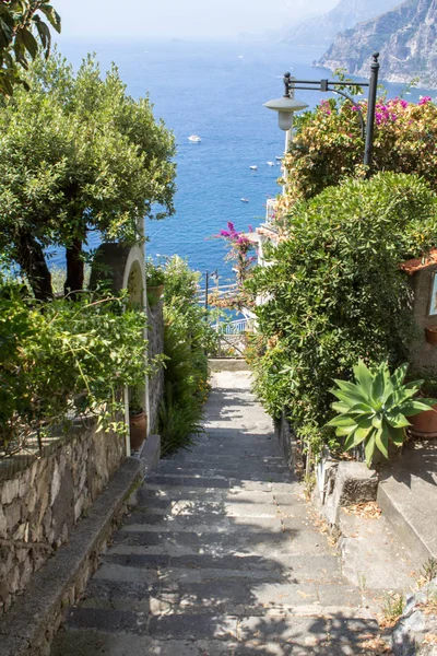 Calle estrecha en la parte superior de la ciudad Positano, Italia — Foto de Stock