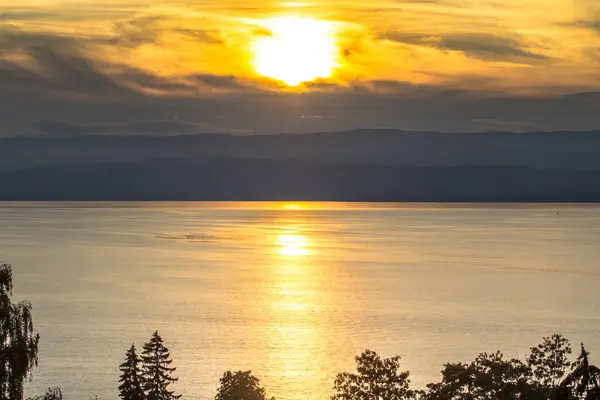 Solnedgång på sjön — Stockfoto