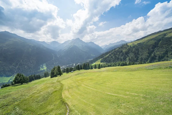 Paisaje idílico de verano en los Alpes —  Fotos de Stock