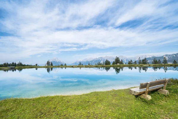 Önünde bank olan dağ gölü manzarası — Stok fotoğraf