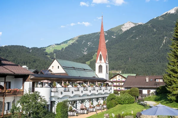 Krajobraz alpejski z Pfarrkirche, Seefeld, Austria — Zdjęcie stockowe