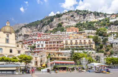 Santa Maria Assunta Kilisesi ve Positano şehrindeki binalar, İtalya