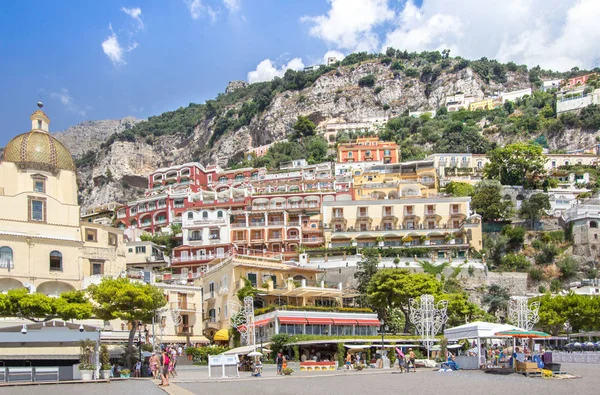 Kostel Santa Maria Assunta a budovy ve městě Positano, Itálie — Stock fotografie