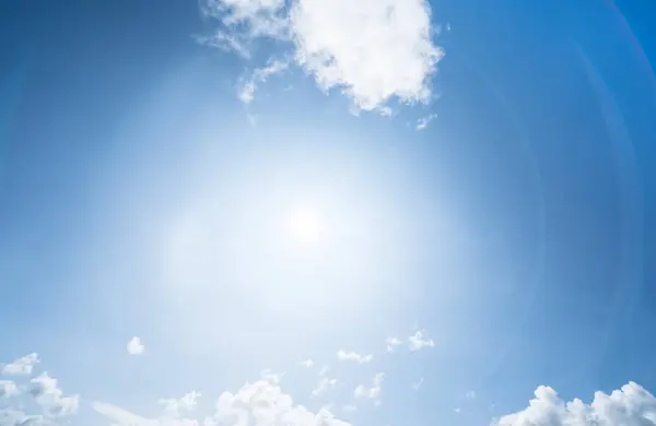 Blauwe lucht en veel kleine wolken — Stockfoto