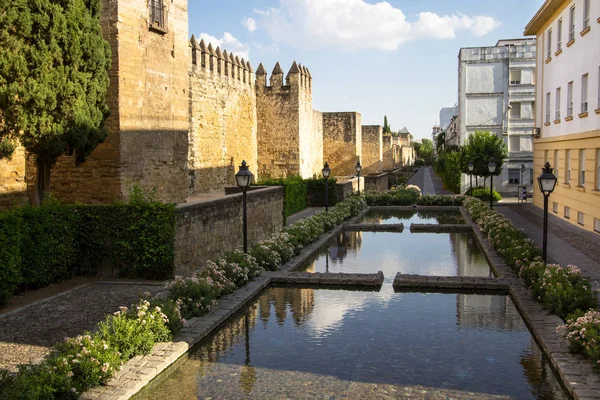 Neben römischer mauer von cordoba, spanien — Stockfoto