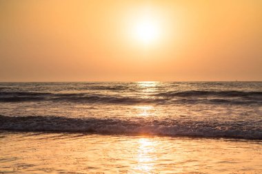 Okyanusun üzerinde güzel bir gün batımı