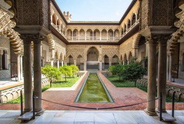 İspanya, Seville Kraliyet Sarayı 'ndaki Teras de las Doncellas.