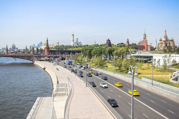 Uitzicht op Moskou aan de overkant van de rivier, Rusland — Stockfoto