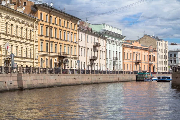 St. Petersburg rıhtımındaki binalar, Rusya