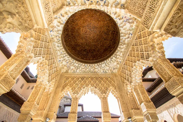 Utsmyckat tak i en lejongård i Nasrid palats i Alhambra, Spanien — Stockfoto