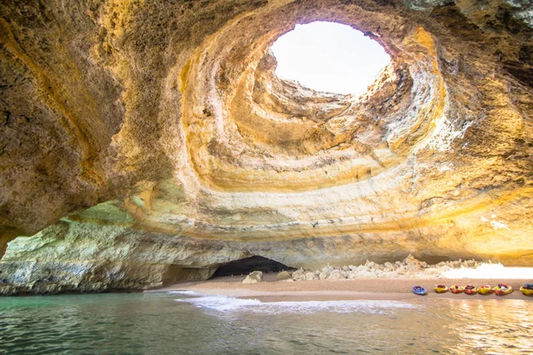 Caverna do Mar de Benagil na Praia de Benagil, Portugal — Fotografia de Stock