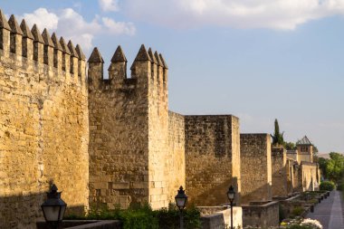 İspanya 'nın Cordoba Duvarı' nın yanında