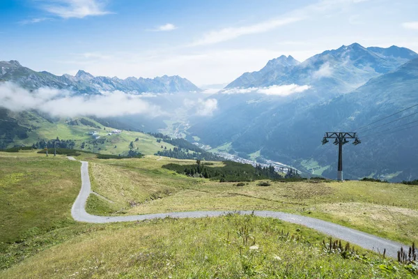 Sentiero escursionistico nelle Alpi — Foto Stock