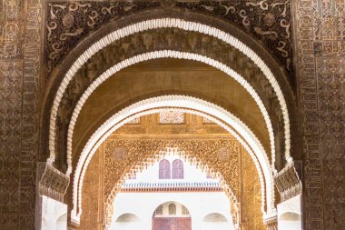 Alhambra, Granada, İspanya 'daki Camares Patio' nun süslü kemerleri.