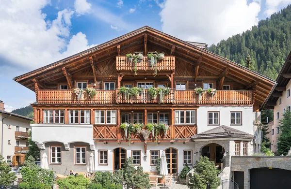 Außenseite des hölzernen österreichischen Hotels — Stockfoto