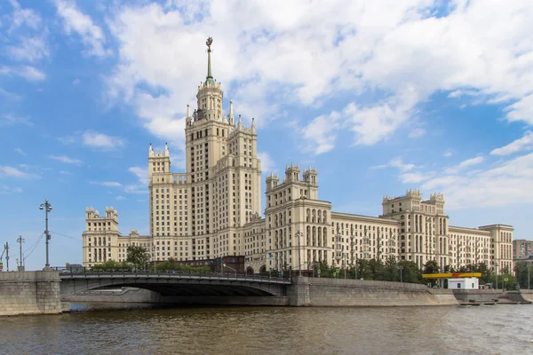 Bostadsbyggnad på Kotelnicheskaya Embankment, Moskva — Stockfoto