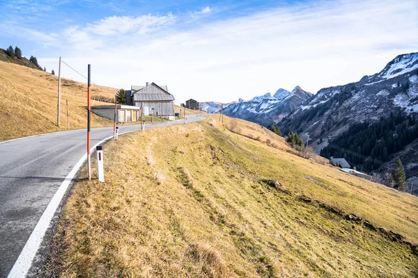 Straße in den Bergen im Herbst — Stockfoto