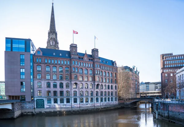 Paysage urbain avec église Saint-Nicolas, Hambourg, Allemagne — Photo