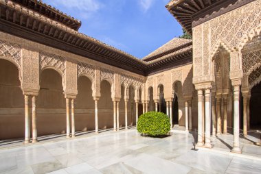 İspanya, Alhambra Granada 'daki Aslanların avlusu.