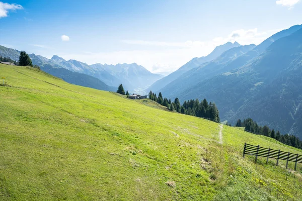 Idyllische zomer landschap in de Alpen — Stockfoto