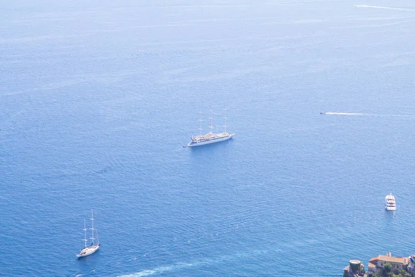 Vue panoramique sur les yachts sur la côte amalfitaine, Italie — Photo