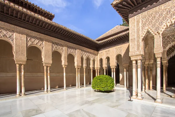 Patio de los Leones en la Alhambra Granada, España — Foto de Stock