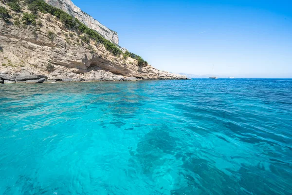 Agua de mar de color azul claro, Cerdeña, Italia — Foto de Stock